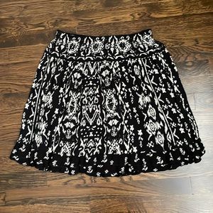 Dress Barn Black and White Print Ruffle Skirt, Petite size small